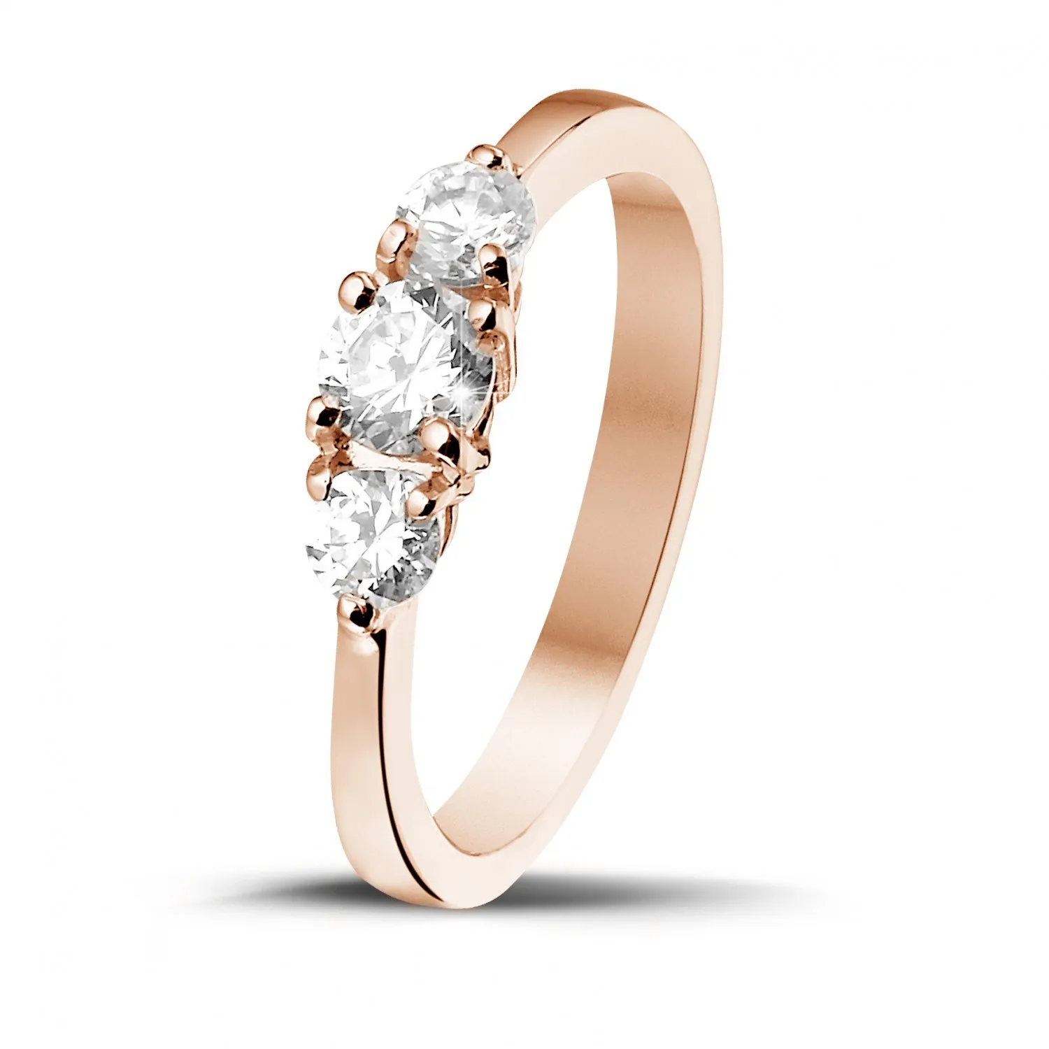 0.67 quilates anillo trilogía en oro rojo con diamantes redondos 