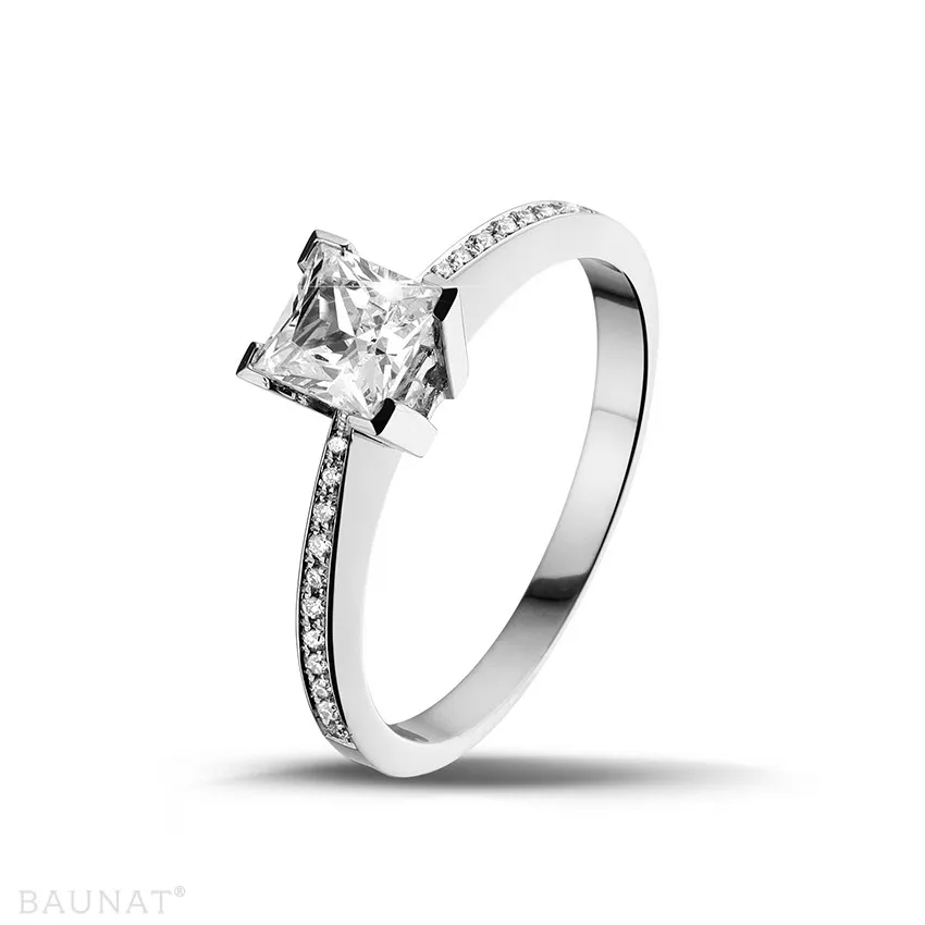 0.70 quilates anillo solitario en oro blanco con diamante talla princesa y diamantes laterales 