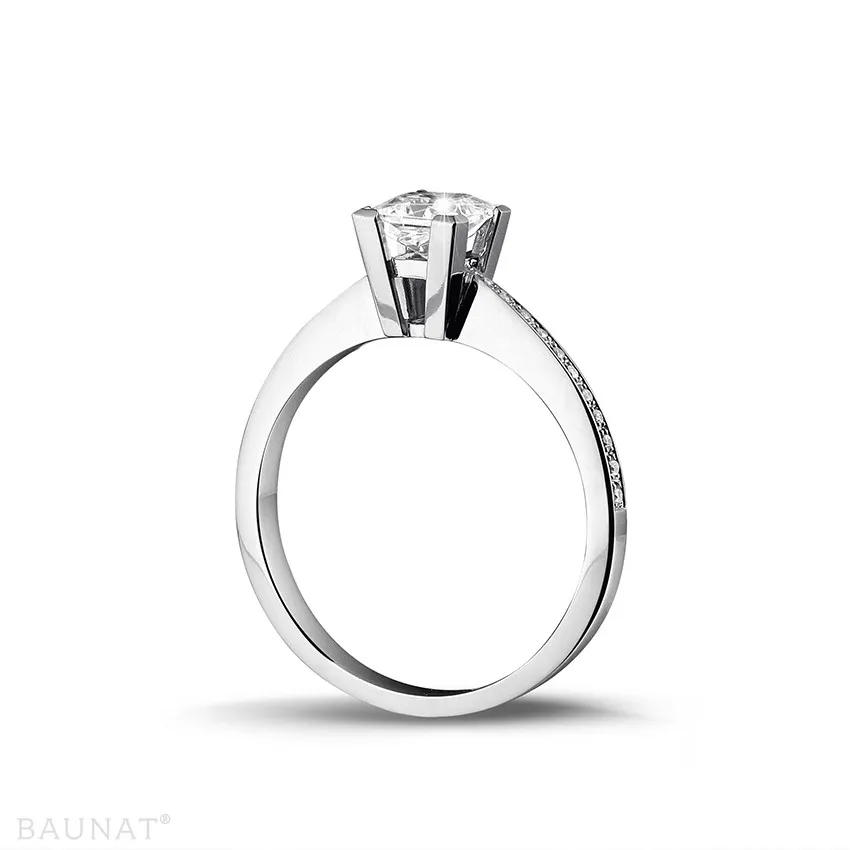 0.70 quilates anillo solitario en oro blanco con diamante talla princesa y diamantes laterales 