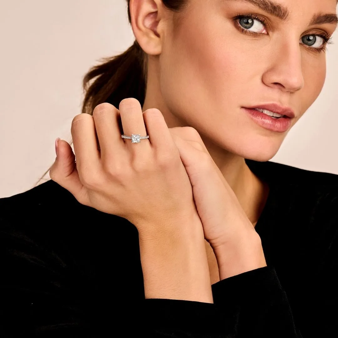 0.70 quilates anillo solitario en oro blanco con diamante talla princesa y diamantes laterales 