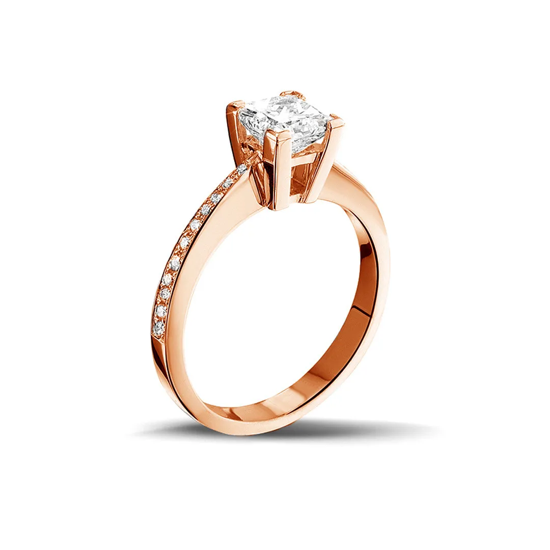 1.00 quilates anillo solitario en oro rojo con diamante talla princesa y diamantes laterales 