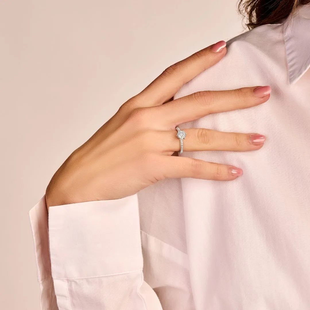 1.50 quilates anillo solitario en oro blanco con diamantes en los lados 