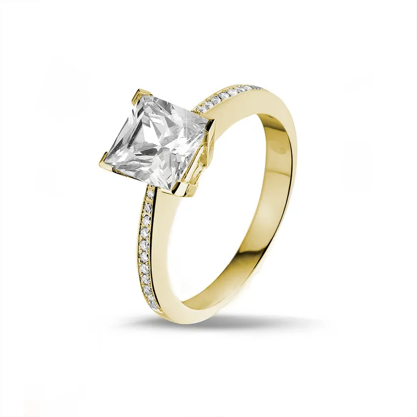 2.00 quilates anillo solitario en oro amarillo con diamante talla princesa y diamantes laterales 