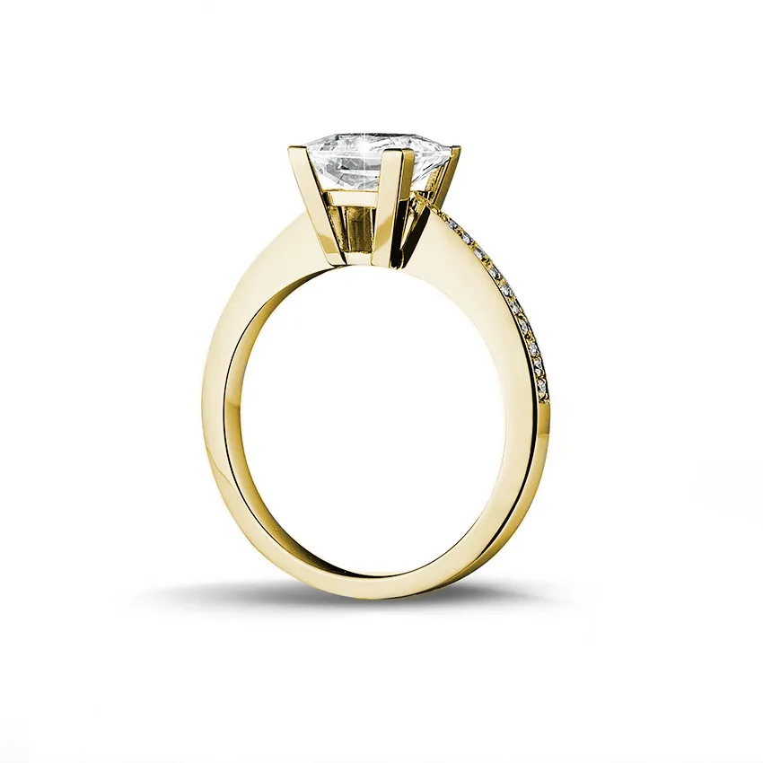 2.00 quilates anillo solitario en oro amarillo con diamante talla princesa y diamantes laterales 