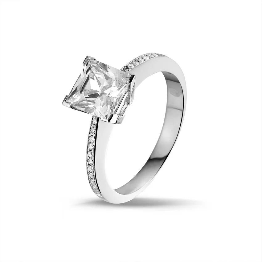 2.50 quilates anillo solitario en platino con diamante talla princesa y diamantes laterales 