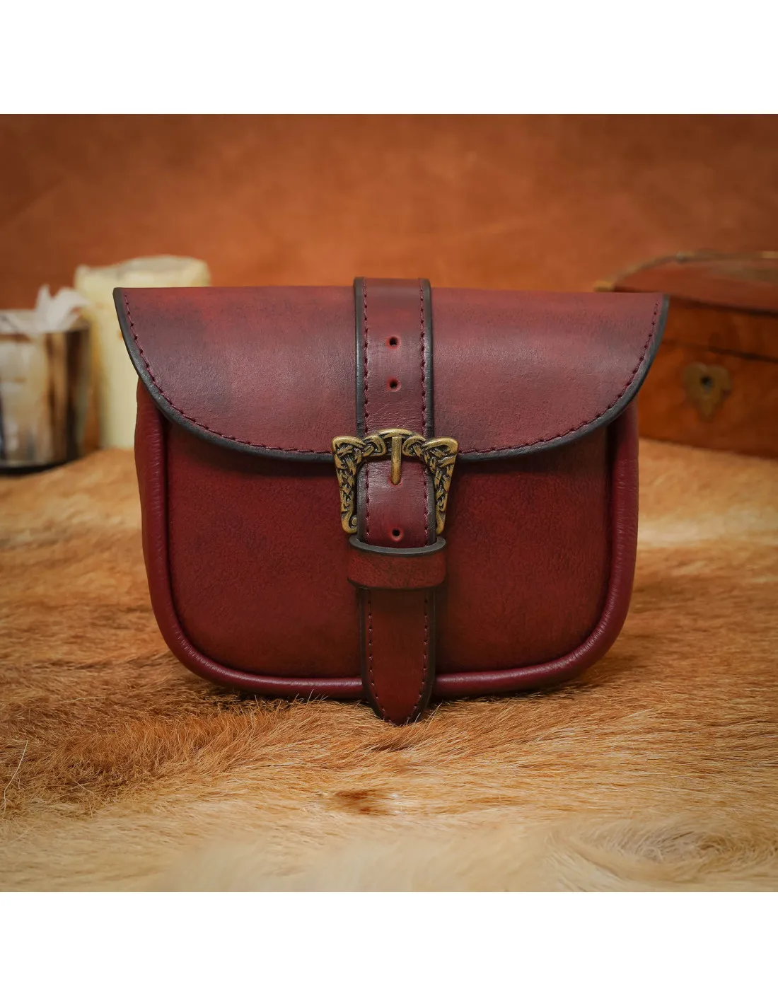 Bolso de cuero con hebilla Celta de latón, acabado rojizo