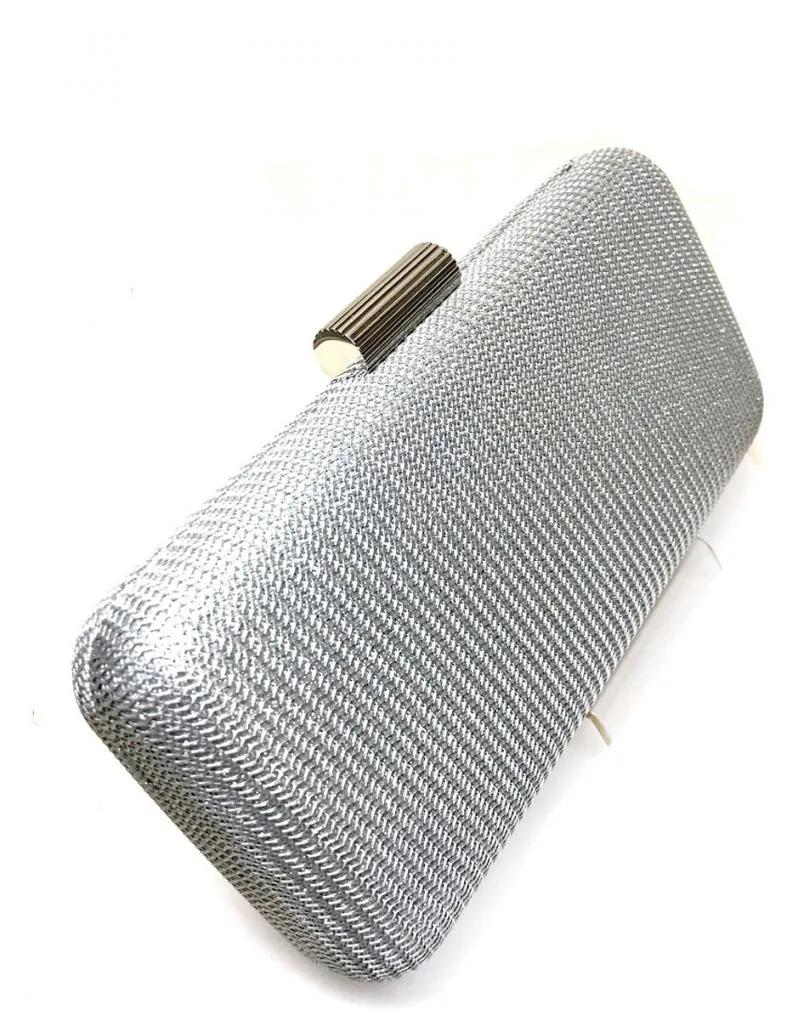 CLUTCH DE FIESTA PLATEADOS MUY COMODOS DE LLEVAR EN LA MANO