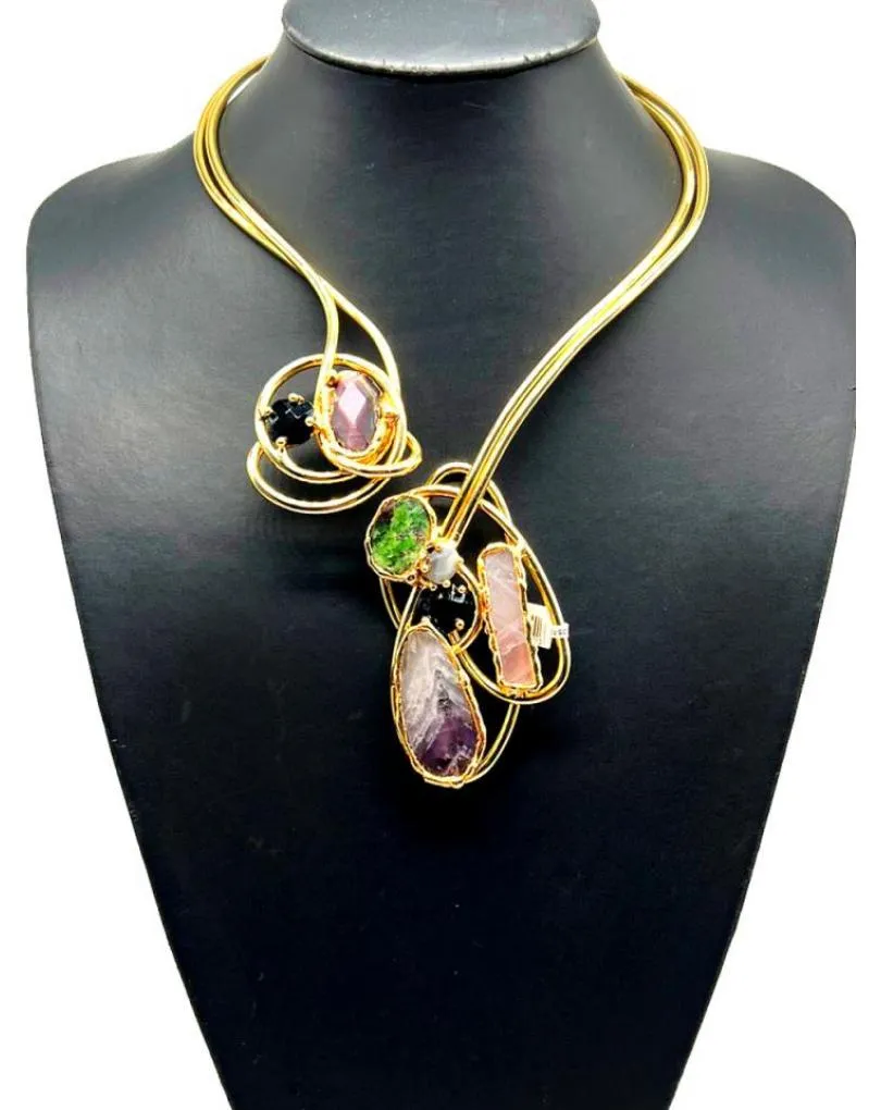 COLLAR DORADO DE PEDRERIA, SENSUALIDAD Y ELEGANCIA DE LA MANO