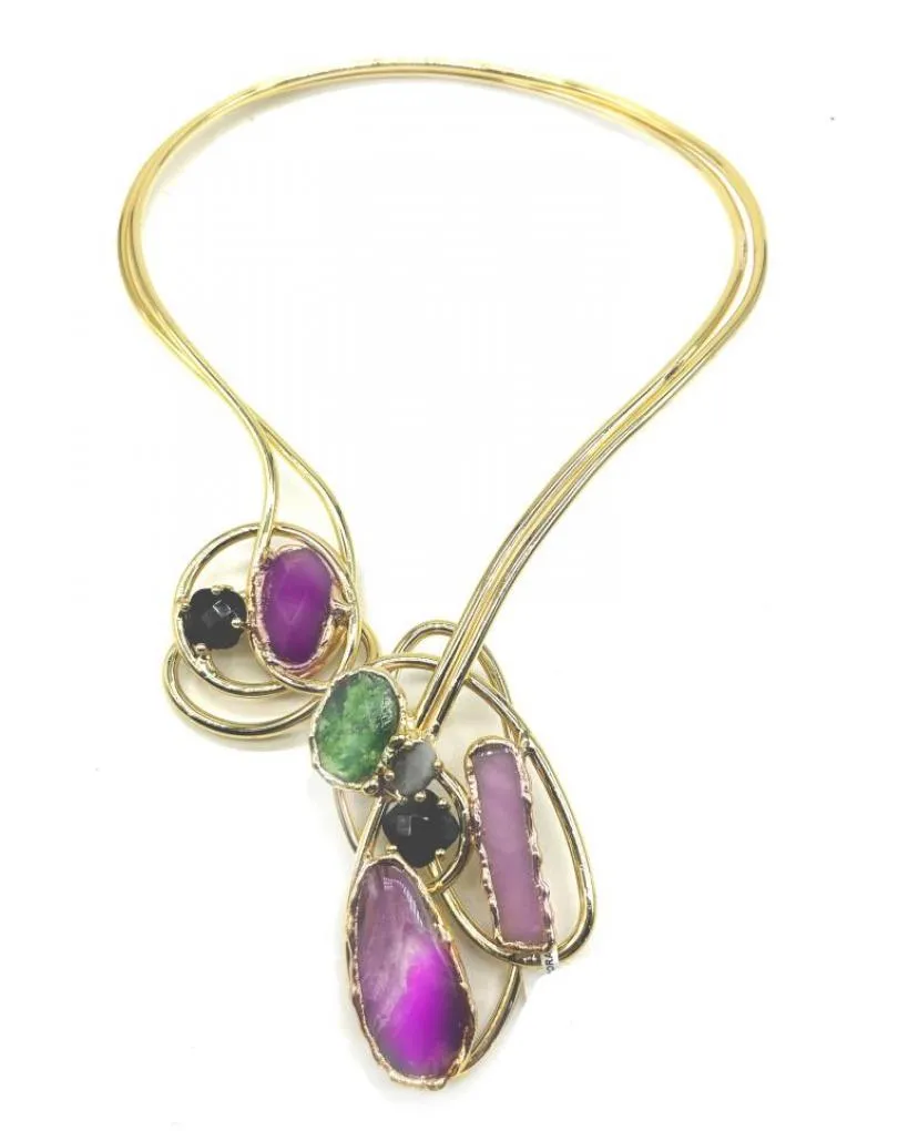 COLLAR DORADO DE PEDRERIA, SENSUALIDAD Y ELEGANCIA DE LA MANO