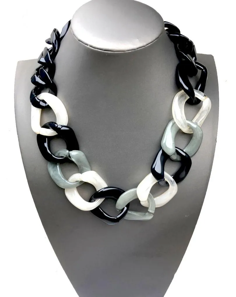 COLLARES CORTOS DE ESLABONES GRANDES TONOS NEUTROS BLACK & WHITE