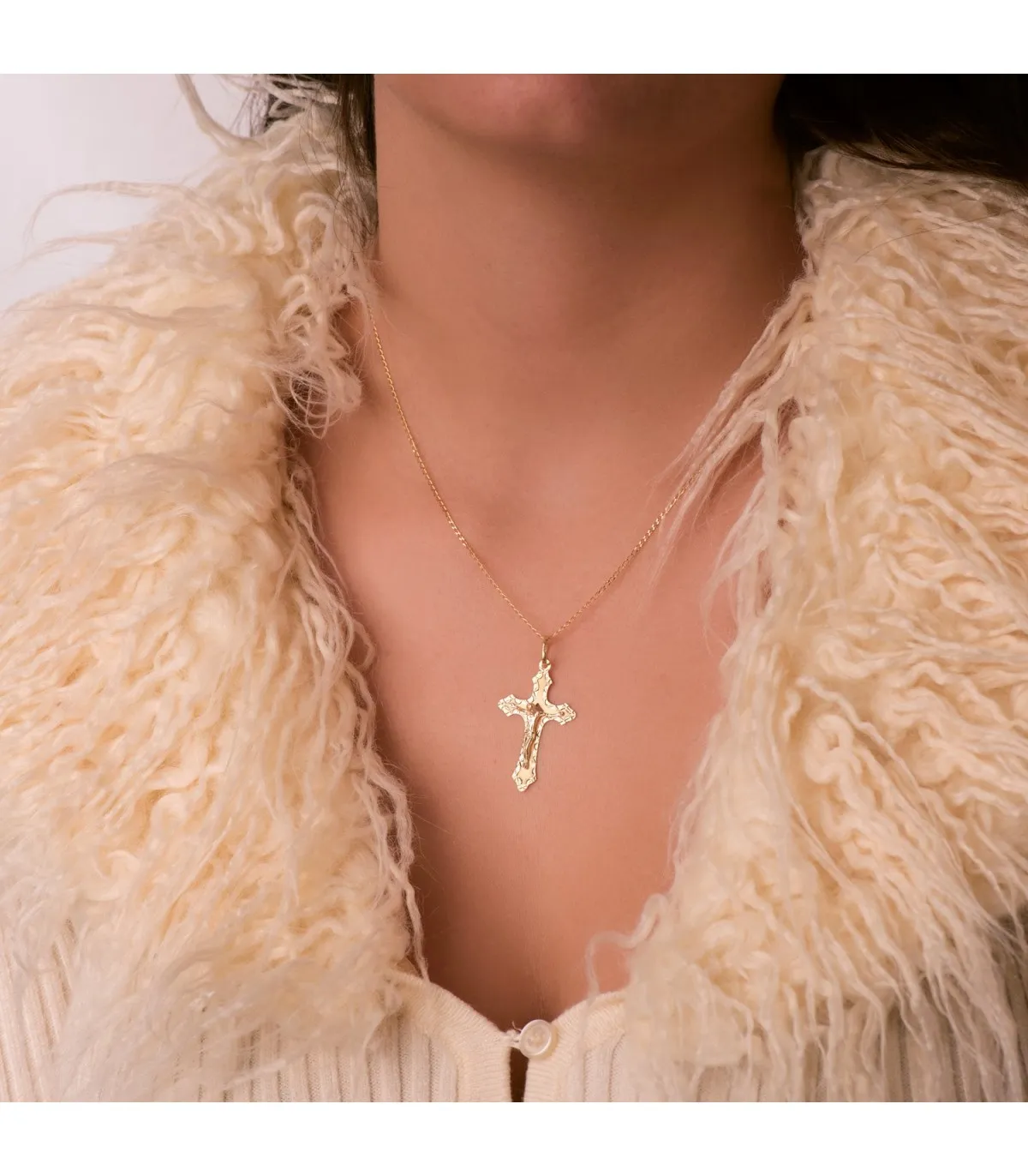 Cruz Gótica Cristo tallada Oro 18K 35mm