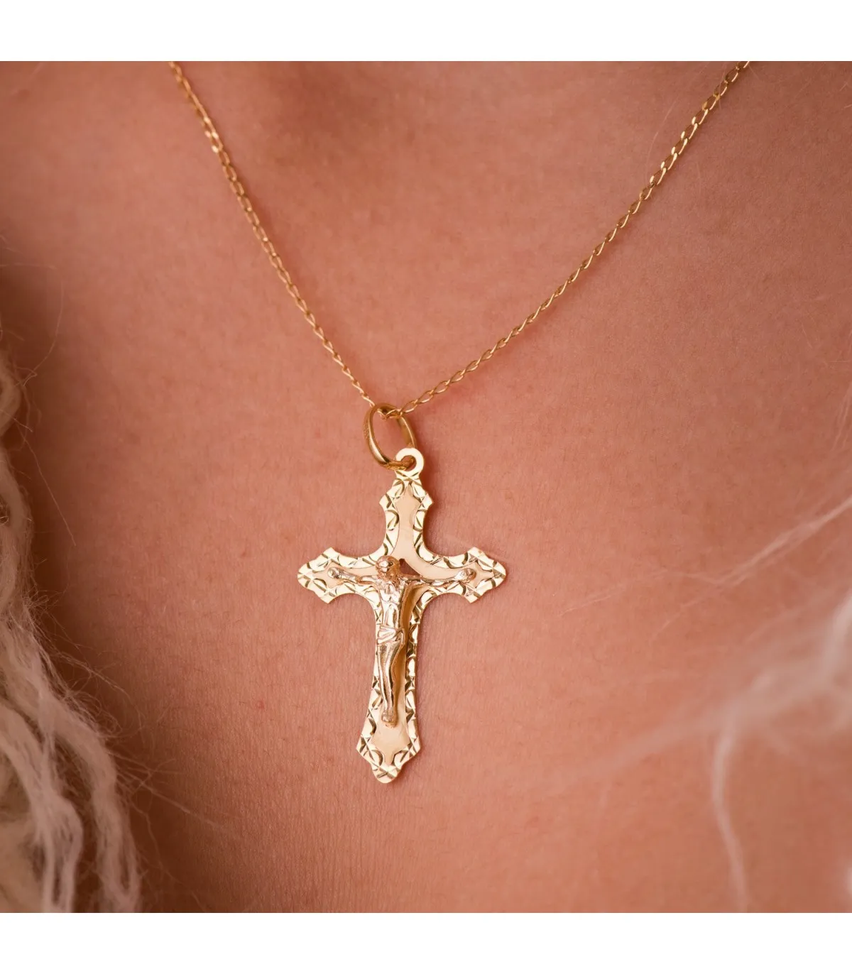 Cruz Gótica Cristo tallada Oro 18K 35mm