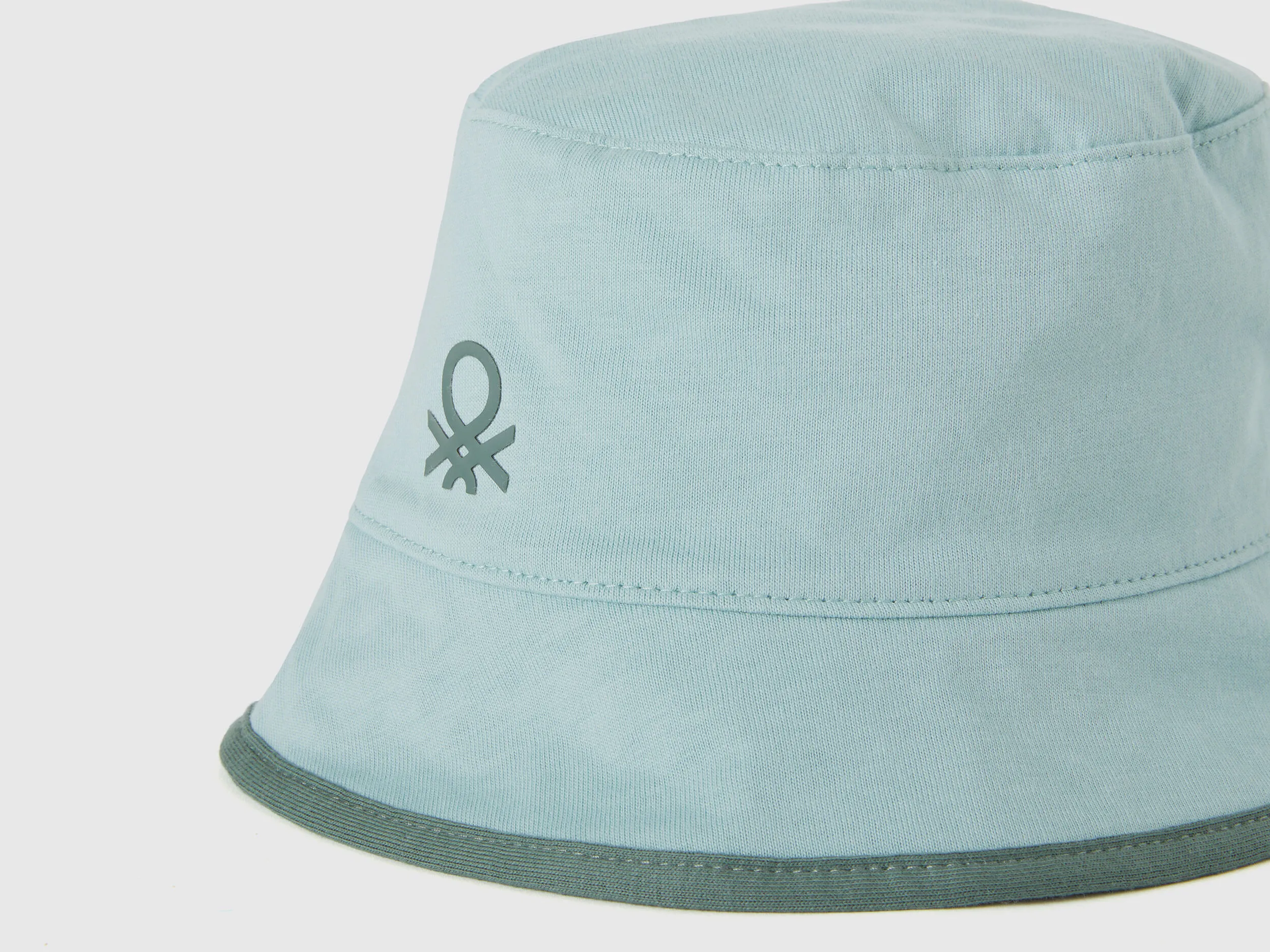 Gorro reversible con estampado de hojas