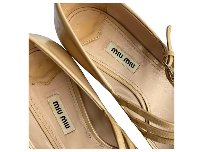 Miu Miu Zapatos de tacón Beige 