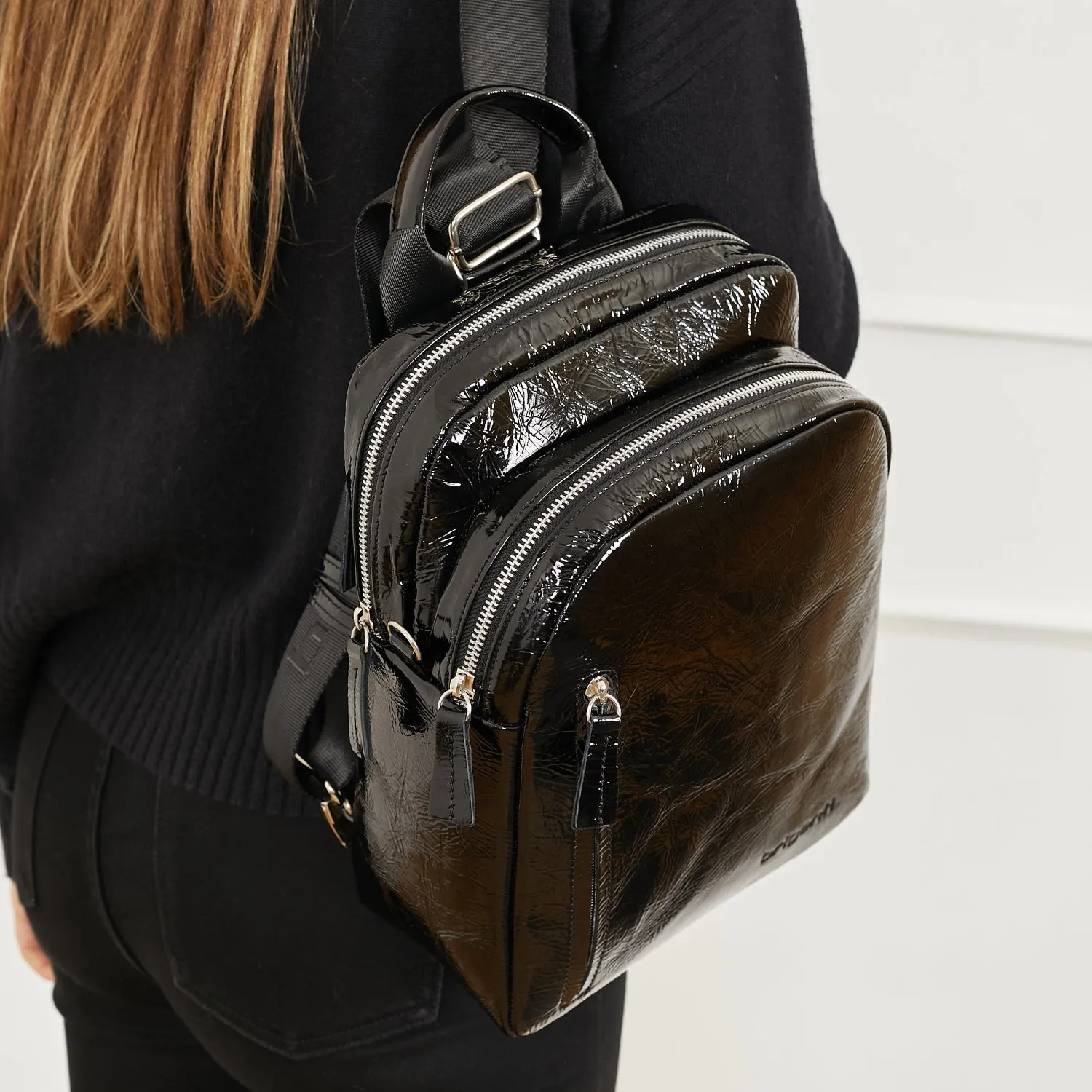 MOCHILA MILAN NEGRA CHAROL