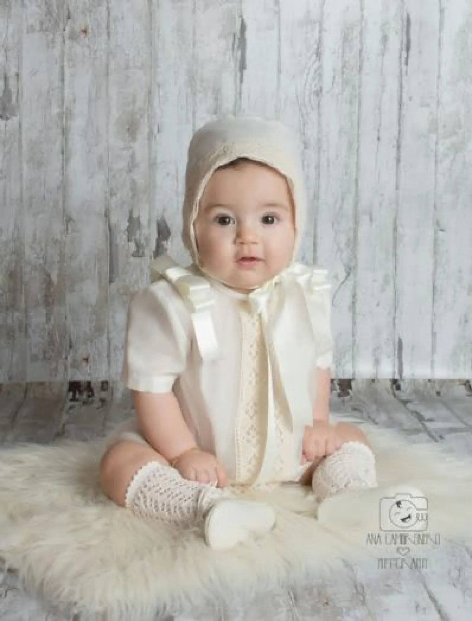 Pelele y capota de Organza beige con entredos. Hecho a mano
