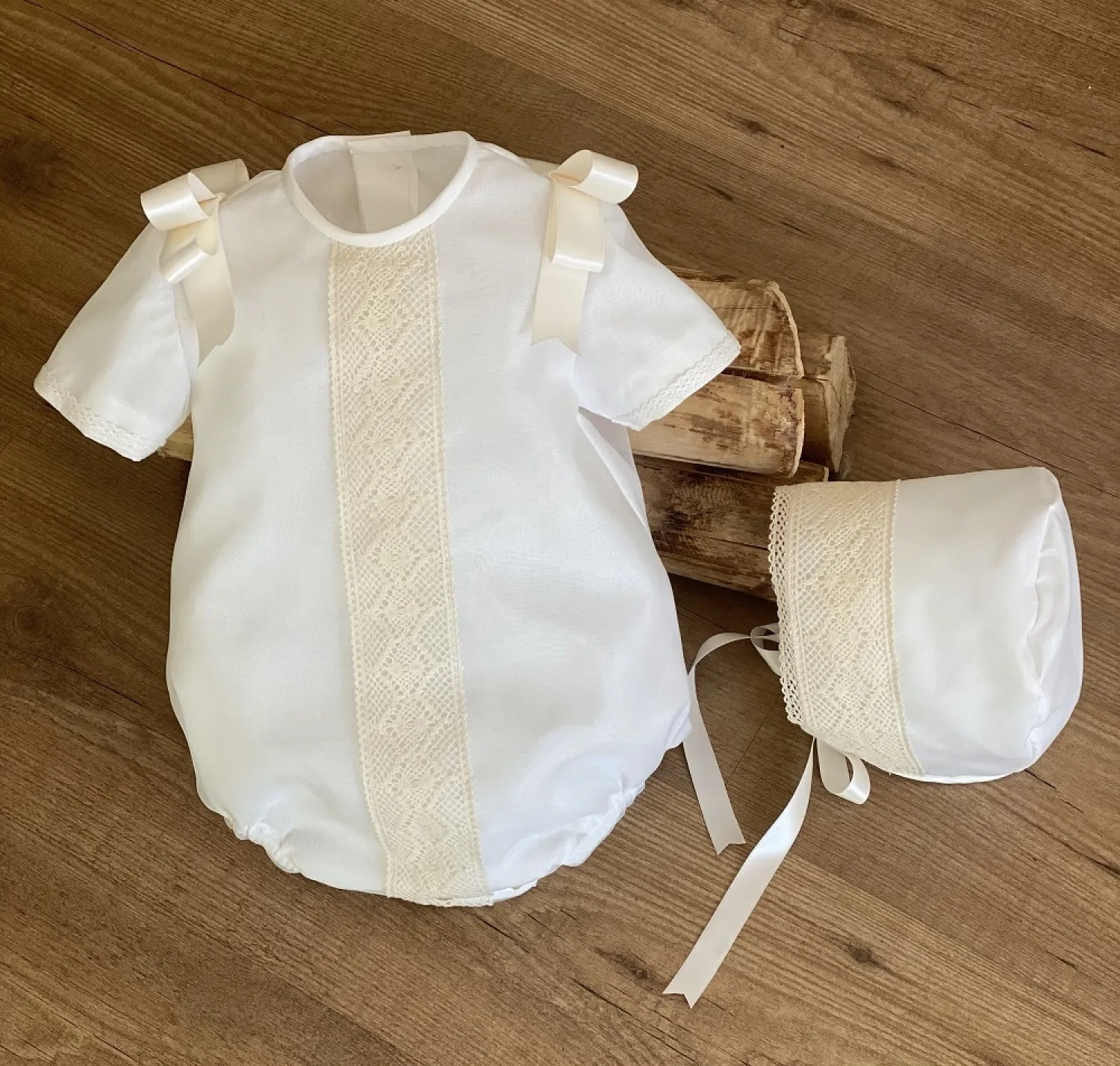 Pelele y capota de Organza beige con entredos. Hecho a mano