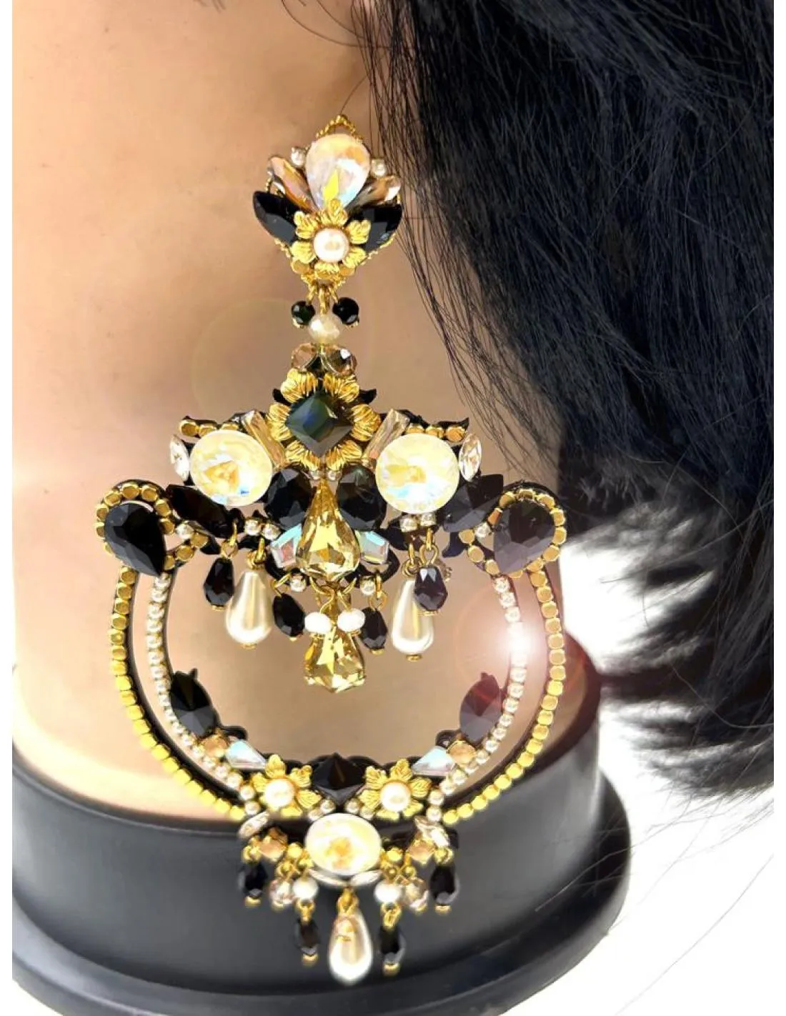PENDIENTES INVITADA AROS GRANDES NEGROS Y BLANCOS ESTILO BARROCO PARA BODAS