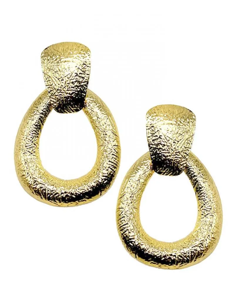 PENDIENTES LARGOS DE AROS DORADOS DISEÑO FRESCO Y ATEMPORAL