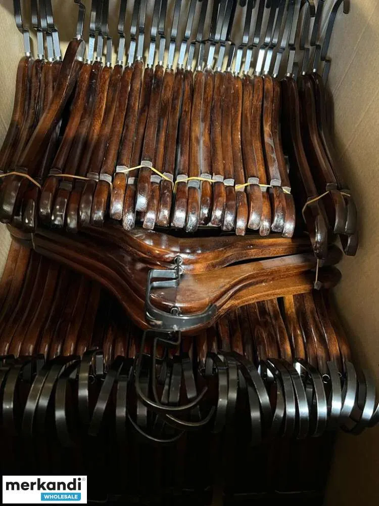 Perchas de madera a granel a la venta: variedades de marrón oscuro y marrón claro disponibles