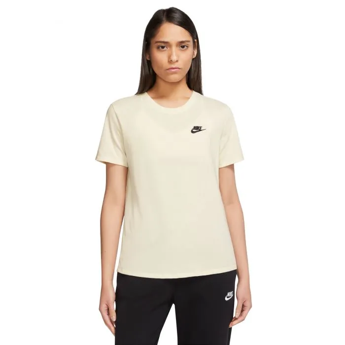 Remera Nike Sportswear Club Essentials