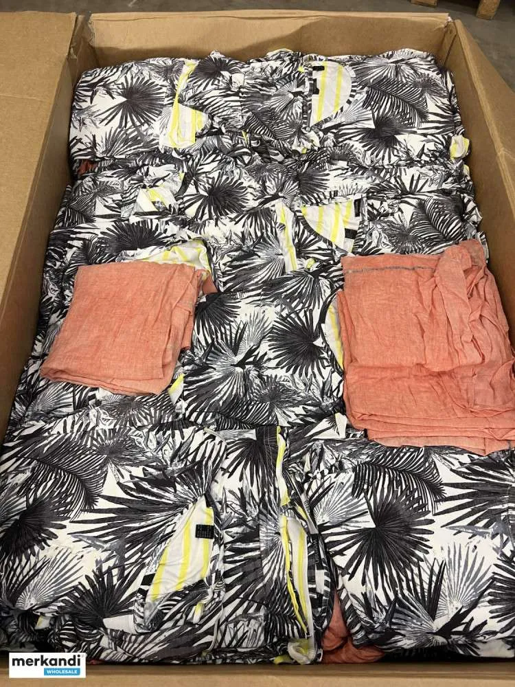 SOLO EXPORTACIÓN: KILOGRAMOS DE ROPA  9 PALETAS  MEZCLA BUFANDAS / CAMISETAS PARA