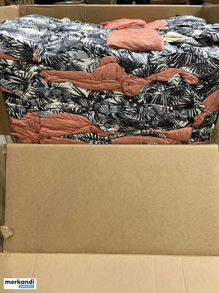 SOLO EXPORTACIÓN: KILOGRAMOS DE ROPA  9 PALETAS  MEZCLA BUFANDAS / CAMISETAS PARA