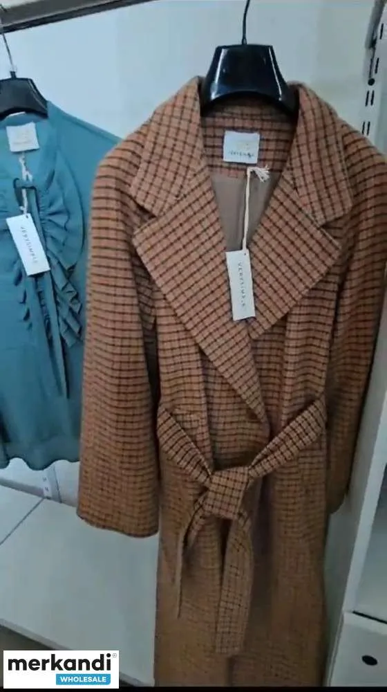 STOCK LOTE ROPA FIRMADA MUY SIMPLE