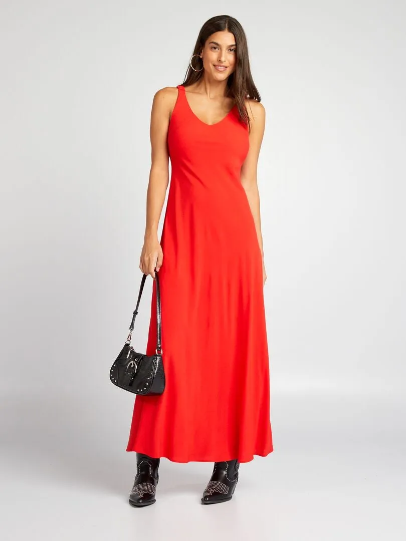 VESTIDO VAPOROSO CON CUELLO DE PICO  ROJO