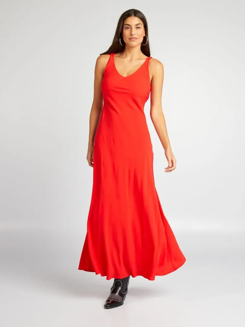 VESTIDO VAPOROSO CON CUELLO DE PICO  ROJO