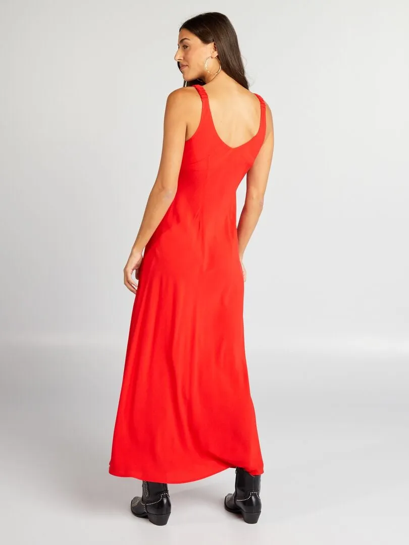 VESTIDO VAPOROSO CON CUELLO DE PICO  ROJO